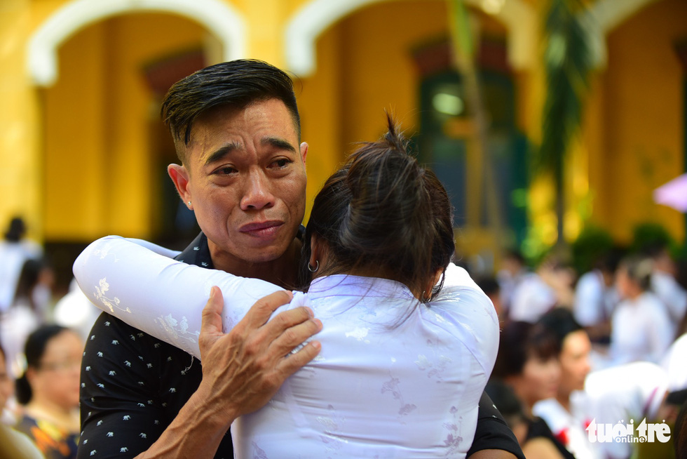 Phút bịn rịn của học sinh Sài Gòn ngày chia tay cuối cấp - Ảnh 6.