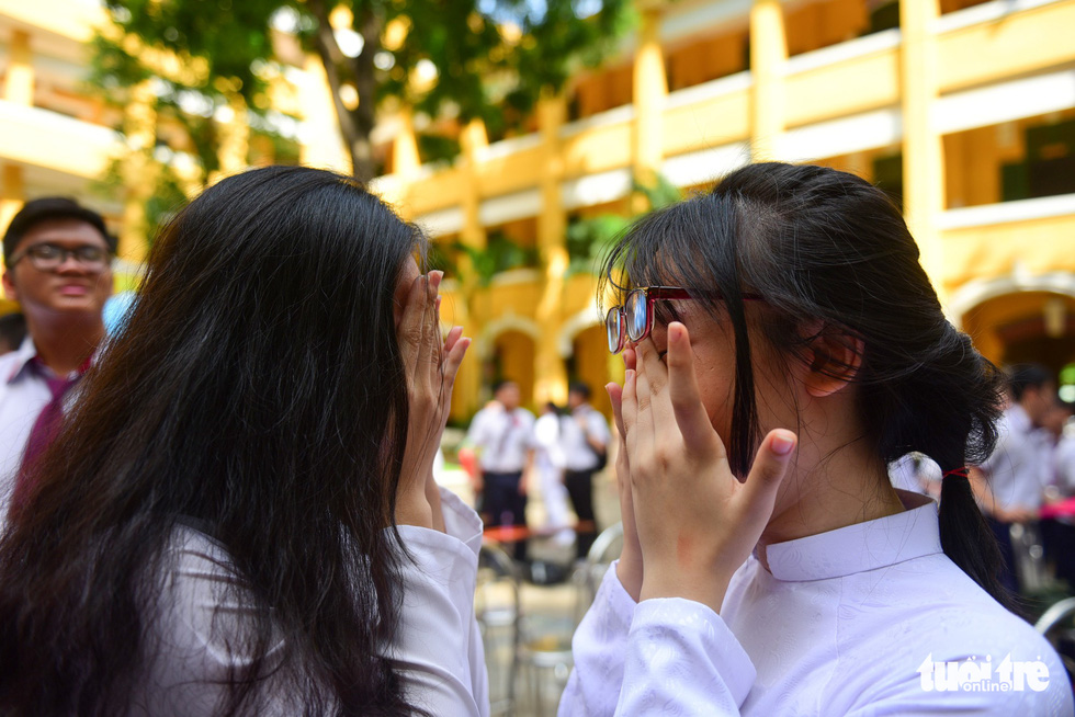 Phút bịn rịn của học sinh Sài Gòn ngày chia tay cuối cấp - Ảnh 7.