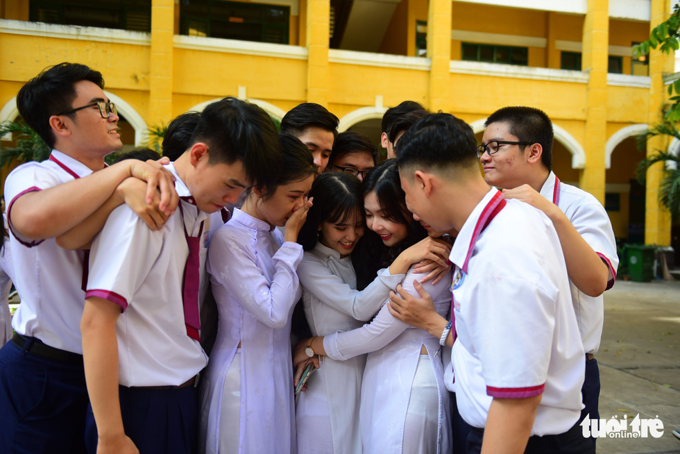 Phút bịn rịn của học sinh Sài Gòn ngày chia tay cuối cấp - Ảnh 1.