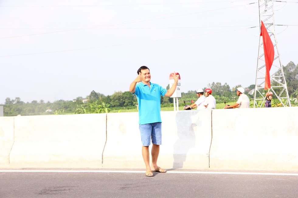 Dân Miền Tây rủ nhau lên cầu Cao Lãnh… chụp ảnh lưu niệm - Ảnh 5. Dân Miền Tây rủ nhau lên cầu Cao Lãnh… chụp ảnh lưu niệm - Ảnh 5.