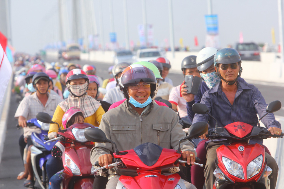 Dân Miền Tây rủ nhau lên cầu Cao Lãnh… chụp ảnh lưu niệm - Ảnh 1. Dân Miền Tây rủ nhau lên cầu Cao Lãnh… chụp ảnh lưu niệm - Ảnh 1.