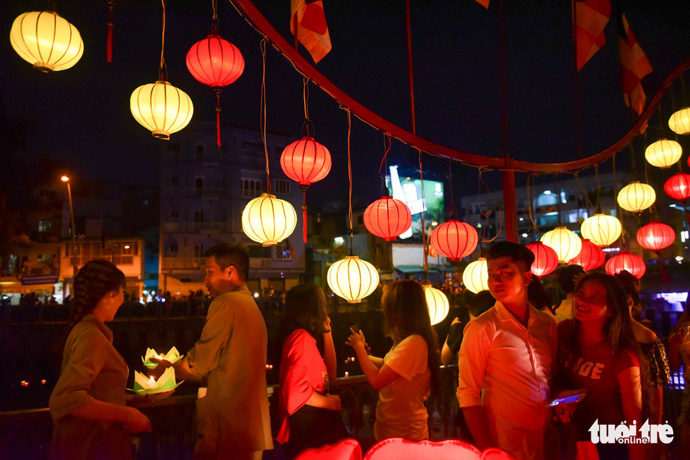 Biển người chen chân thả hoa đăng trên kênh Nhiêu Lộc trong đêm Phật đản - Ảnh 16.