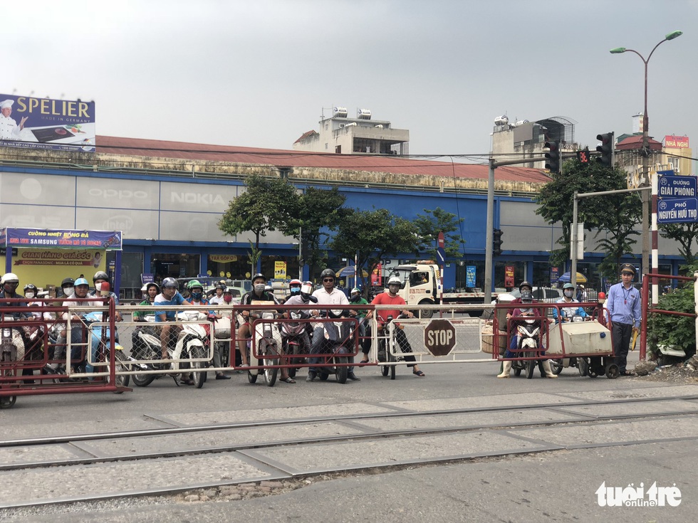 Nghề gác chắn tàu: Phận làm dâu ngàn họ - Ảnh 6. Nghề gác chắn tàu: Phận làm dâu ngàn họ - Ảnh 6.