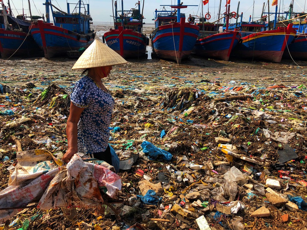 Kinh hoàng biển… rác ở Hậu Lộc, Thanh Hóa - Ảnh 1. Kinh hoàng biển… rác ở Hậu Lộc, Thanh Hóa - Ảnh 1.