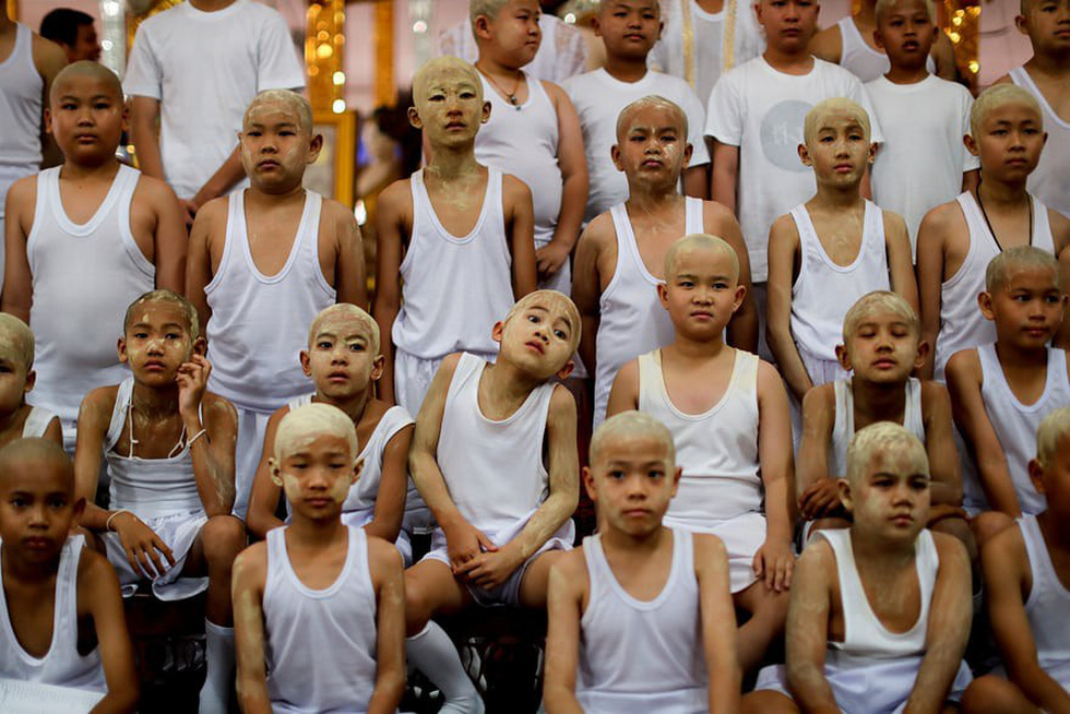 Nghi lễ ‘Quy y cửa Phật’ của những cậu bé xinh như hoa ở Thái Lan - Ảnh 4.