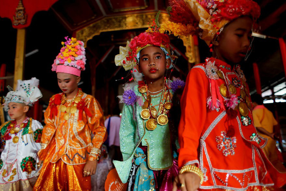 Nghi lễ ‘Quy y cửa Phật’ của những cậu bé xinh như hoa ở Thái Lan - Ảnh 5.
