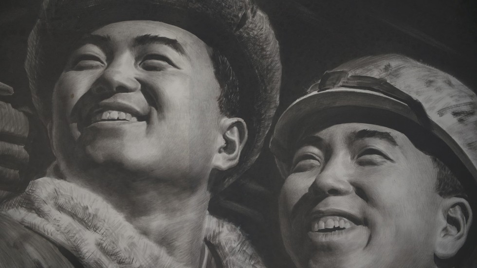Tranh cổ động Triều Tiên: mỏ vàng hàng triệu đô-la - Ảnh 1. Tranh cổ động Triều Tiên: mỏ vàng hàng triệu đô-la - Ảnh 1.