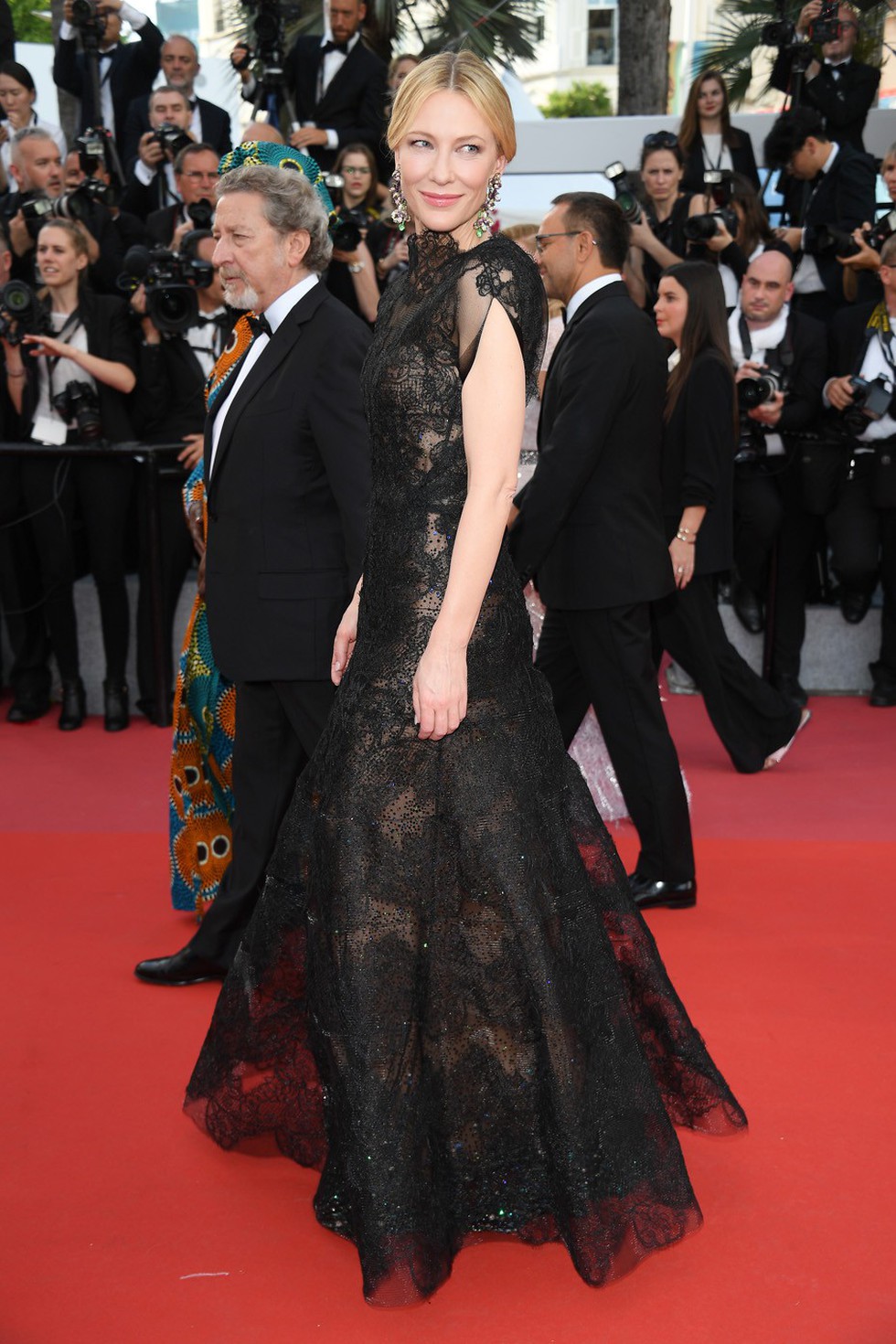 Cate Blanchett mặc đồ cũ, dàn sao nữ lộng lẫy trên thảm đỏ Cannes - Ảnh 1. Cate Blanchett mặc đồ cũ, dàn sao nữ lộng lẫy trên thảm đỏ Cannes - Ảnh 1.