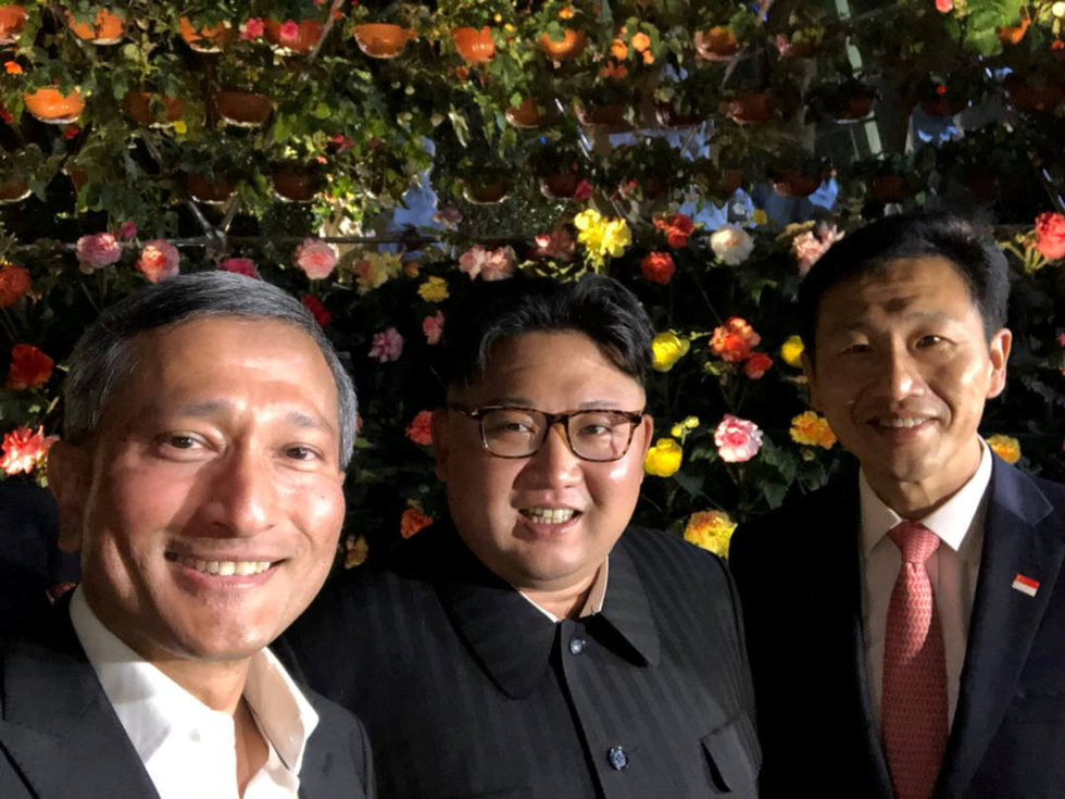 Ông Kim Jong Un cùng dạo phố, selfie với ngoại trưởng Singapore - Ảnh 2.