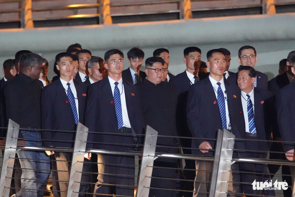 Ông Kim Jong Un cùng dạo phố, selfie với ngoại trưởng Singapore - Ảnh 6.