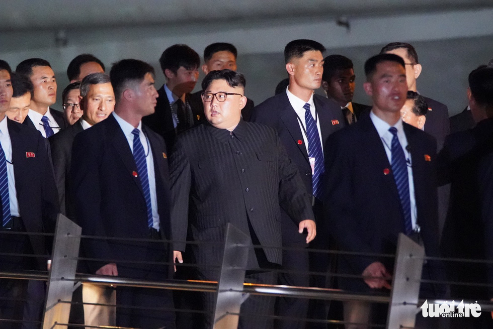 Ông Kim Jong Un cùng dạo phố, selfie với ngoại trưởng Singapore - Ảnh 7.