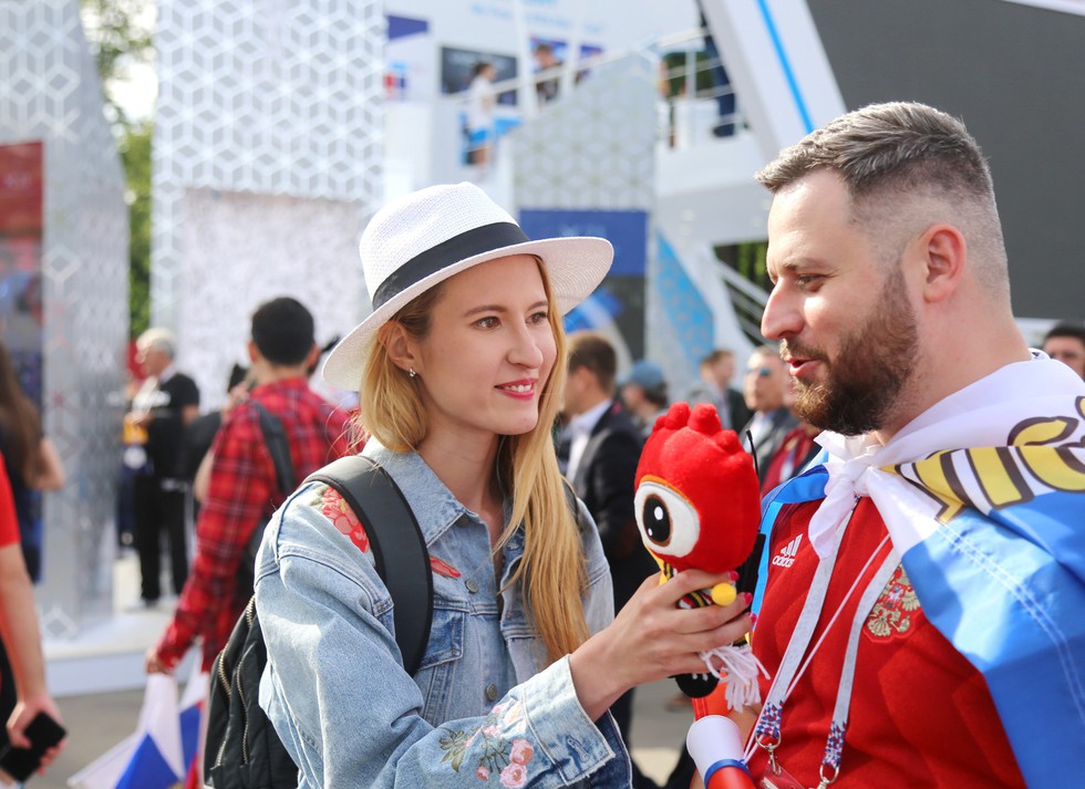 Quá xinh đẹp, nhiều nữ phóng viên khó tác nghiệp ở World Cup 2018 - Ảnh 7. Quá xinh đẹp, nhiều nữ phóng viên khó tác nghiệp ở World Cup 2018 - Ảnh 7.