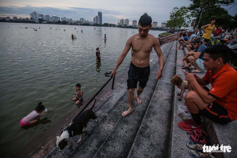 Hà Nội nắng nóng, bãi tắm hồ Tây đông đúc người tắm giải nhiệt - Ảnh 9. Hà Nội nắng nóng, bãi tắm hồ Tây đông đúc người tắm giải nhiệt - Ảnh 9.