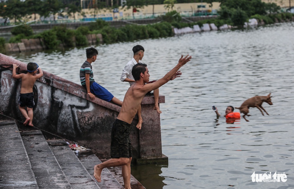 Hà Nội nắng nóng, bãi tắm hồ Tây đông đúc người tắm giải nhiệt - Ảnh 3. Hà Nội nắng nóng, bãi tắm hồ Tây đông đúc người tắm giải nhiệt - Ảnh 3.