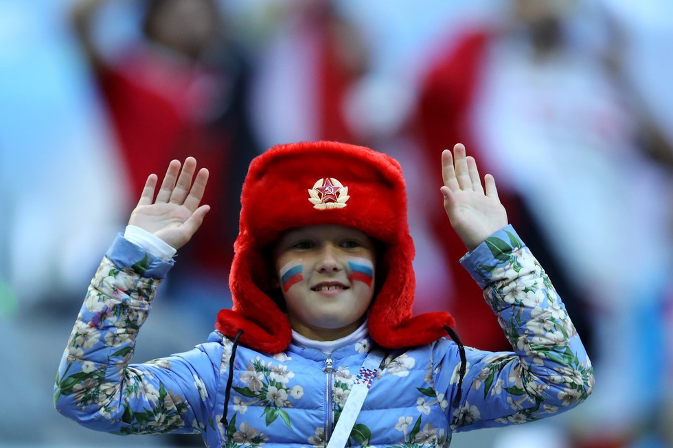 Fan World Cup ấn tượng với khuôn mặt nhiều sắc màu - Ảnh 10. Fan World Cup ấn tượng với khuôn mặt nhiều sắc màu - Ảnh 10.