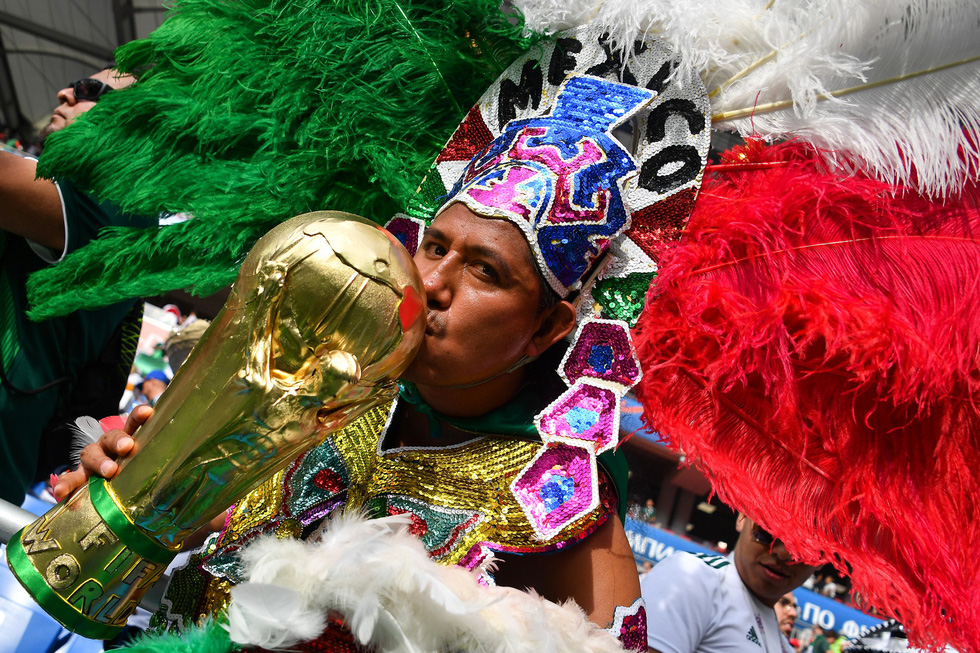 Khán đài World Cup: Sàn diễn thời trang lớn nhất thế giới - Ảnh 7.