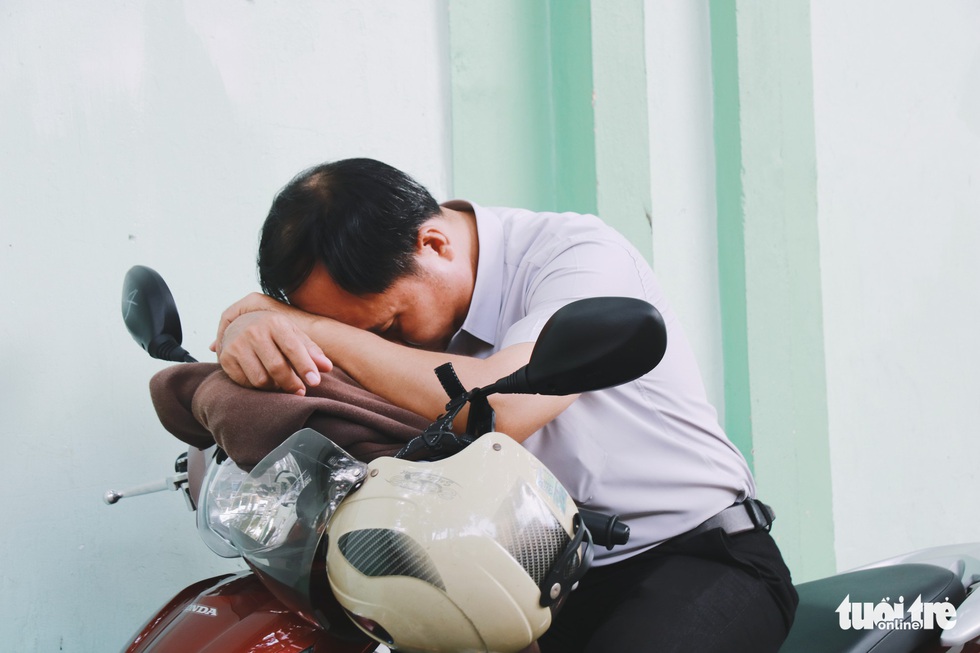 Xúc động ảnh phụ huynh chờ con trong ngày đầu thi THPT quốc gia - Ảnh 4. Xúc động ảnh phụ huynh chờ con trong ngày đầu thi THPT quốc gia - Ảnh 4.
