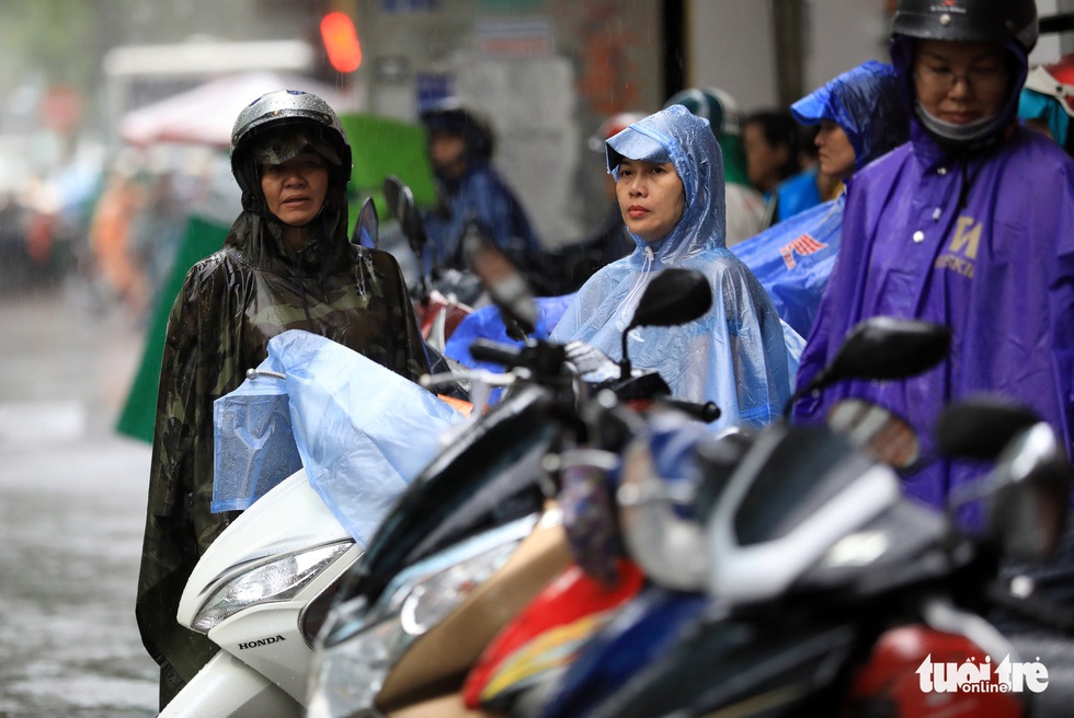 Cha mẹ dầm mưa dãi nắng bên ngoài phòng thi - Ảnh 12. Cha mẹ dầm mưa dãi nắng bên ngoài phòng thi - Ảnh 12.