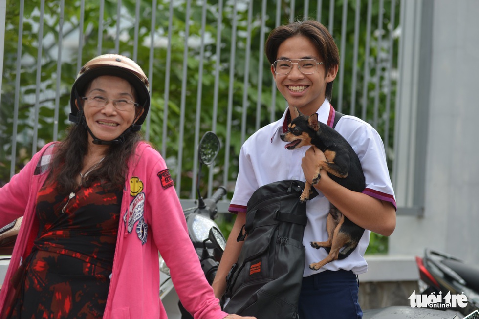 Cha mẹ dầm mưa dãi nắng bên ngoài phòng thi - Ảnh 9. Cha mẹ dầm mưa dãi nắng bên ngoài phòng thi - Ảnh 9.