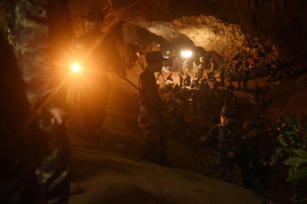 Thế giới trong tuần qua ảnh: Thái Lan dốc sức tìm đội bóng mắc kẹt trong hang động - Ảnh 1.