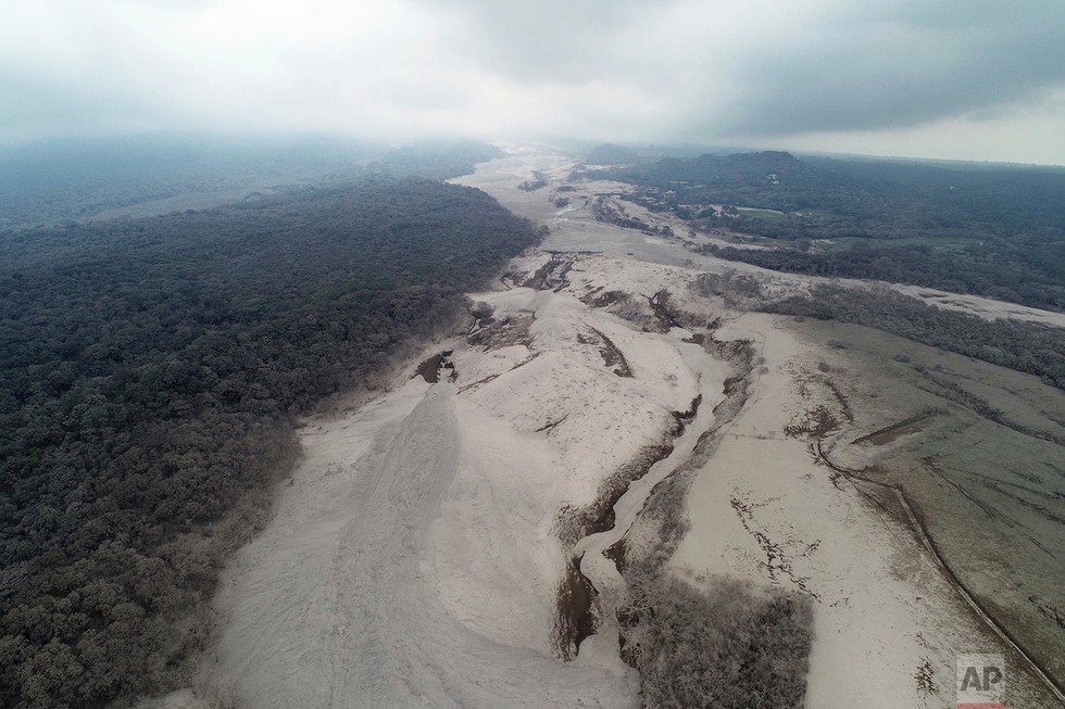Tro bụi núi lửa xóa đi sự sống ở Guatemala - Ảnh 2. Tro bụi núi lửa xóa đi sự sống ở Guatemala - Ảnh 2.