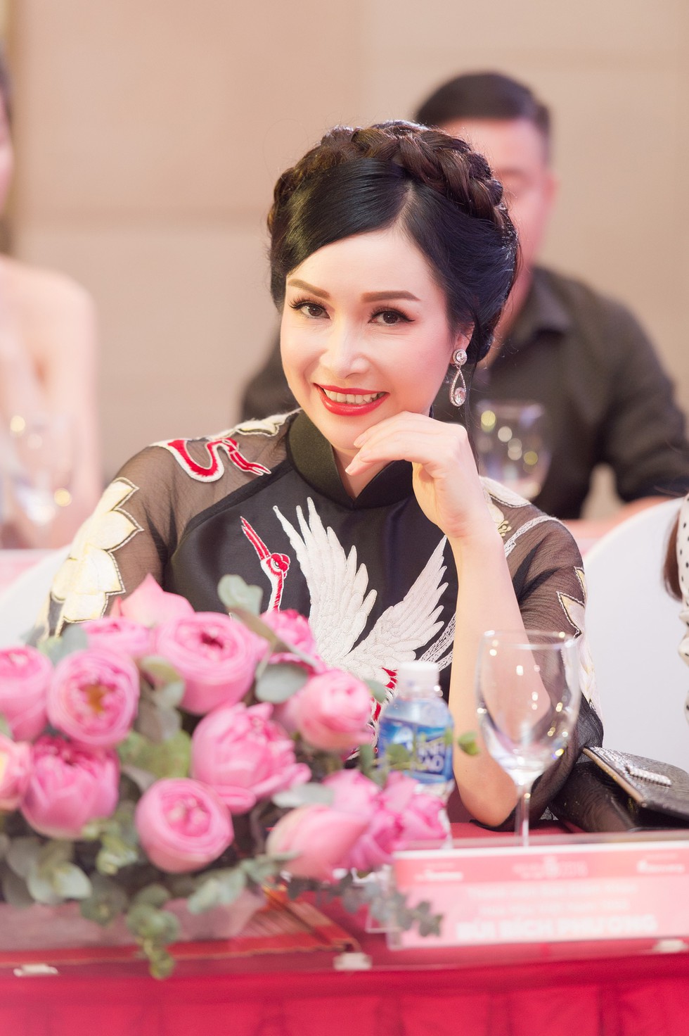 Thí sinh Hoa hậu Việt Nam 2018 sẽ phải bán vé số, cào nghêu - Ảnh 3. Thí sinh Hoa hậu Việt Nam 2018 sẽ phải bán vé số, cào nghêu - Ảnh 3.