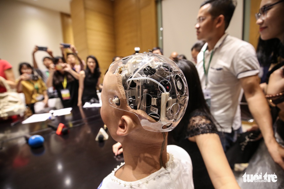 Cận cảnh robot Sophia mặc áo dài trò chuyện ở Việt Nam - Ảnh 10. Cận cảnh robot Sophia mặc áo dài trò chuyện ở Việt Nam - Ảnh 10.