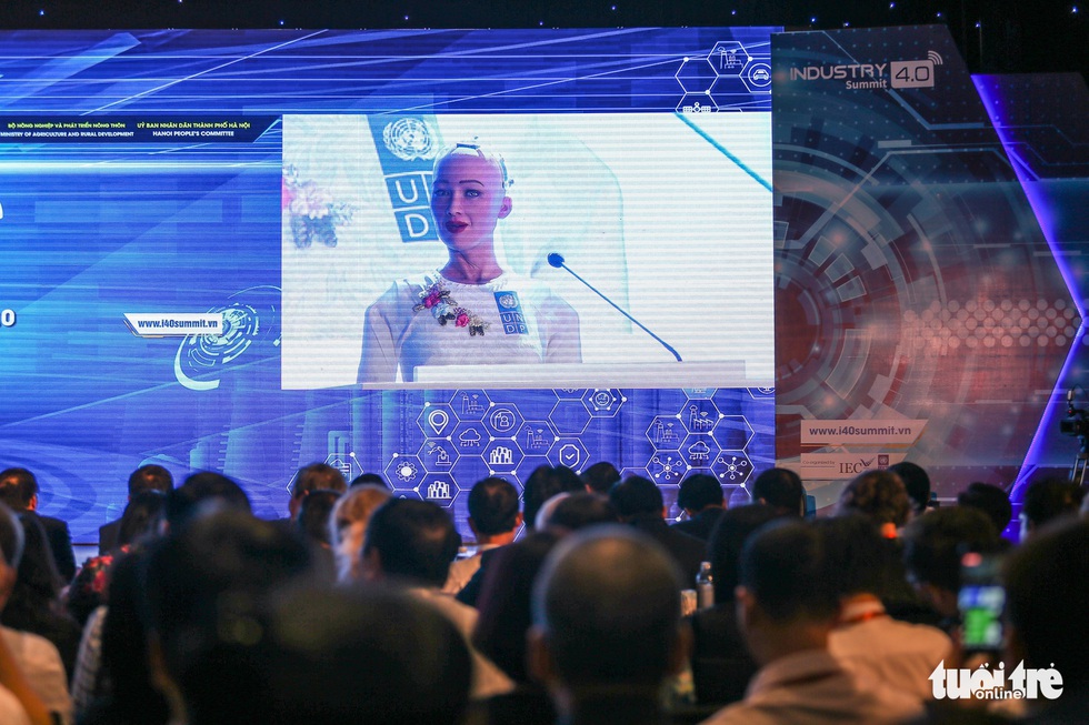 Cận cảnh robot Sophia mặc áo dài trò chuyện ở Việt Nam - Ảnh 3. Cận cảnh robot Sophia mặc áo dài trò chuyện ở Việt Nam - Ảnh 3.