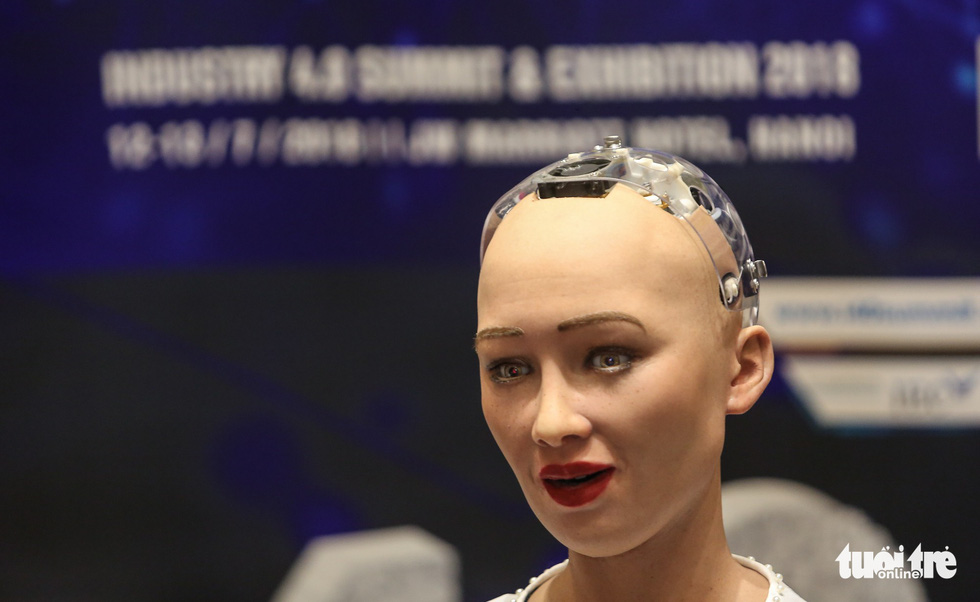 Cận cảnh robot Sophia mặc áo dài trò chuyện ở Việt Nam - Ảnh 6. Cận cảnh robot Sophia mặc áo dài trò chuyện ở Việt Nam - Ảnh 6.