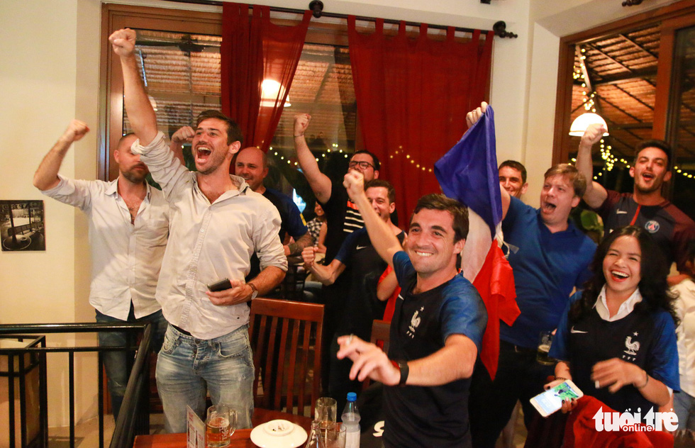 Tổng lãnh sự Pháp tại Sài Gòn cùng fan ăn mừng chiến thắng  - Ảnh 11.