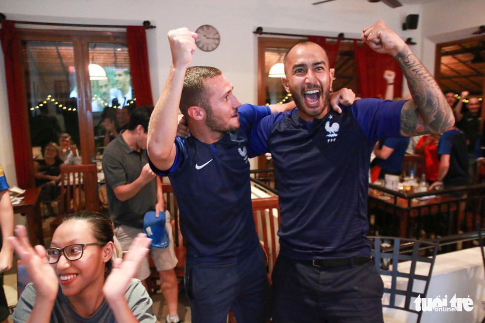 Tổng lãnh sự Pháp tại Sài Gòn cùng fan ăn mừng chiến thắng  - Ảnh 10.