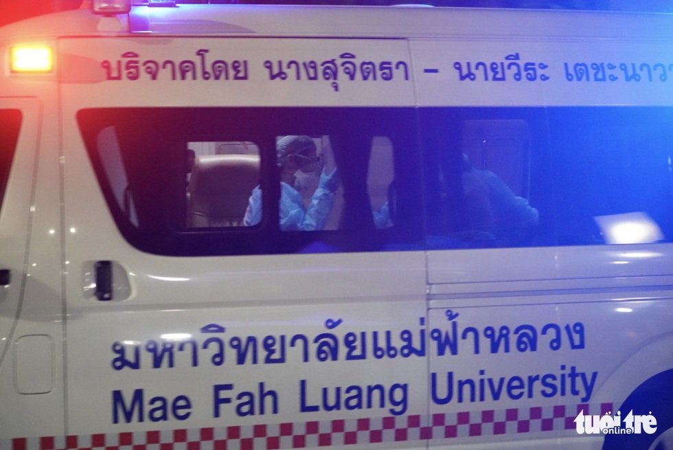 Giải cứu đội bóng Thái Lan: Truyền thông quốc tế túc trực ở bệnh viện - Ảnh 1. Giải cứu đội bóng Thái Lan: Truyền thông quốc tế túc trực ở bệnh viện - Ảnh 1.