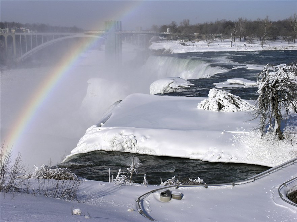Du khách ngắm thác Niagara trong băng giá - Ảnh 9.