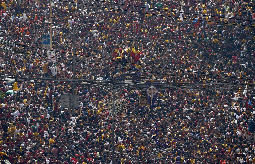 Chen lấn kinh hoàng tại lễ hội Black Nazarene ở Philippines - Ảnh 9. Chen lấn kinh hoàng tại lễ hội Black Nazarene ở Philippines - Ảnh 9.