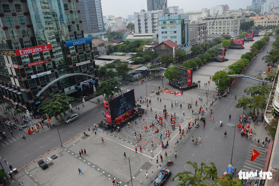 Phố đi bộ Nguyễn Huệ sẵn sàng cho trận chung kết - Ảnh 12.
