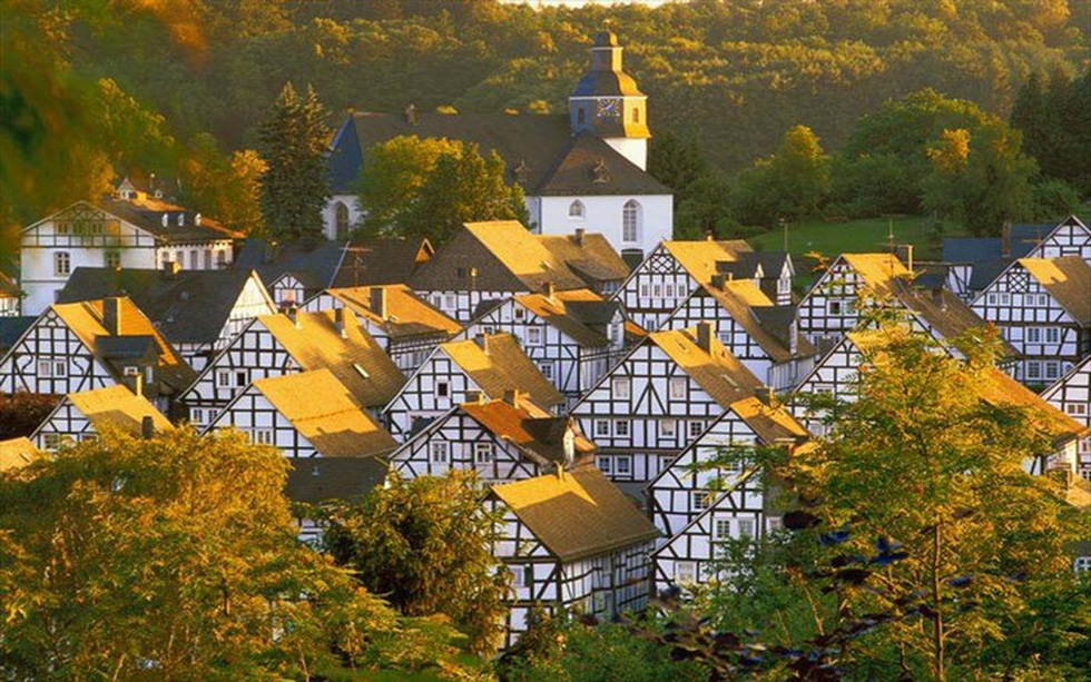 10 ngôi làng ở châu Âu khiến khách ngẩn ngơ - Ảnh 8.
