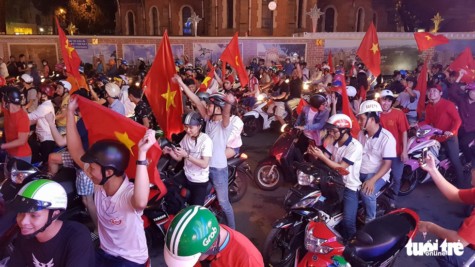 Fan Việt cuồn cuộn đổ ra đường mừng kỳ tích U23 Việt Nam - Ảnh 9.