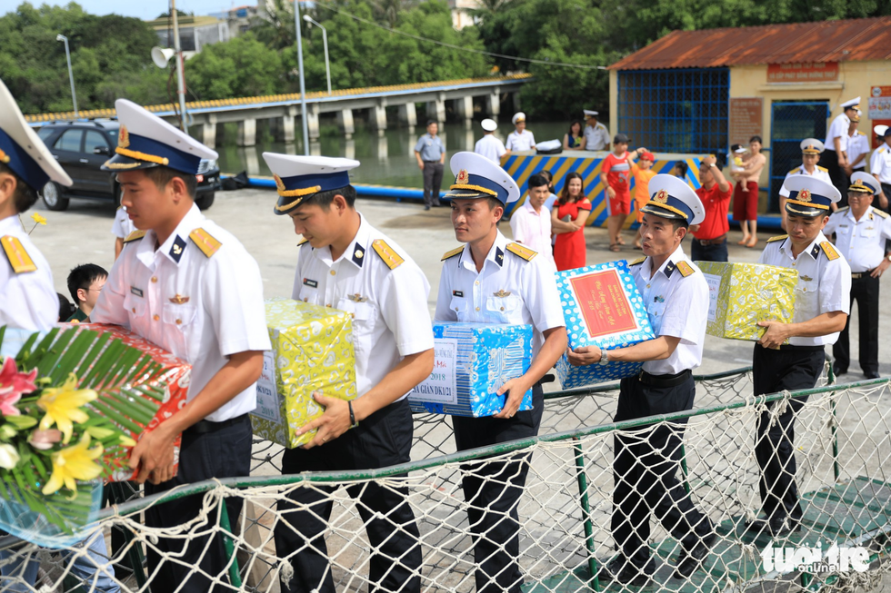 Những tàu hàng ấm tình đang đến với nhà giàn DK1 - Ảnh 2. Những tàu hàng ấm tình đang đến với nhà giàn DK1 - Ảnh 2.