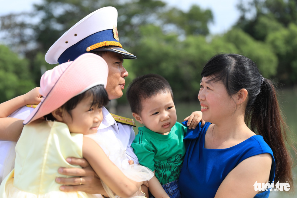 Những tàu hàng ấm tình đang đến với nhà giàn DK1 - Ảnh 8. Những tàu hàng ấm tình đang đến với nhà giàn DK1 - Ảnh 8.