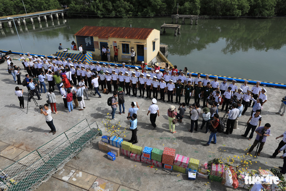 Những tàu hàng ấm tình đang đến với nhà giàn DK1 - Ảnh 7. Những tàu hàng ấm tình đang đến với nhà giàn DK1 - Ảnh 7.