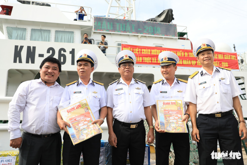 Những tàu hàng ấm tình đang đến với nhà giàn DK1 - Ảnh 5. Những tàu hàng ấm tình đang đến với nhà giàn DK1 - Ảnh 5.
