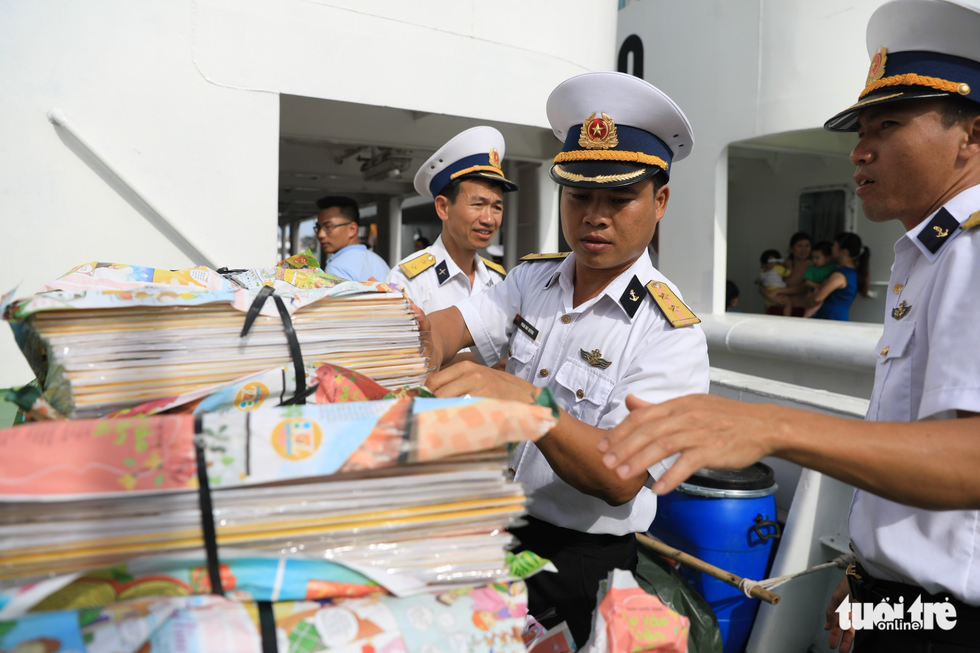 Những tàu hàng ấm tình đang đến với nhà giàn DK1 - Ảnh 6. Những tàu hàng ấm tình đang đến với nhà giàn DK1 - Ảnh 6.