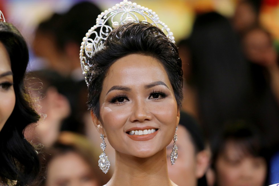 H’Hen Niê mong mọi người quan tâm đến phụ nữ Ê Đê - Ảnh 1. H’Hen Niê mong mọi người quan tâm đến phụ nữ Ê Đê - Ảnh 1.