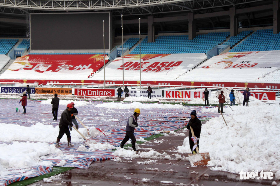 Dọn sạch tuyết trên sân vận động nơi U23 Việt Nam đá chung kết - Ảnh 4.