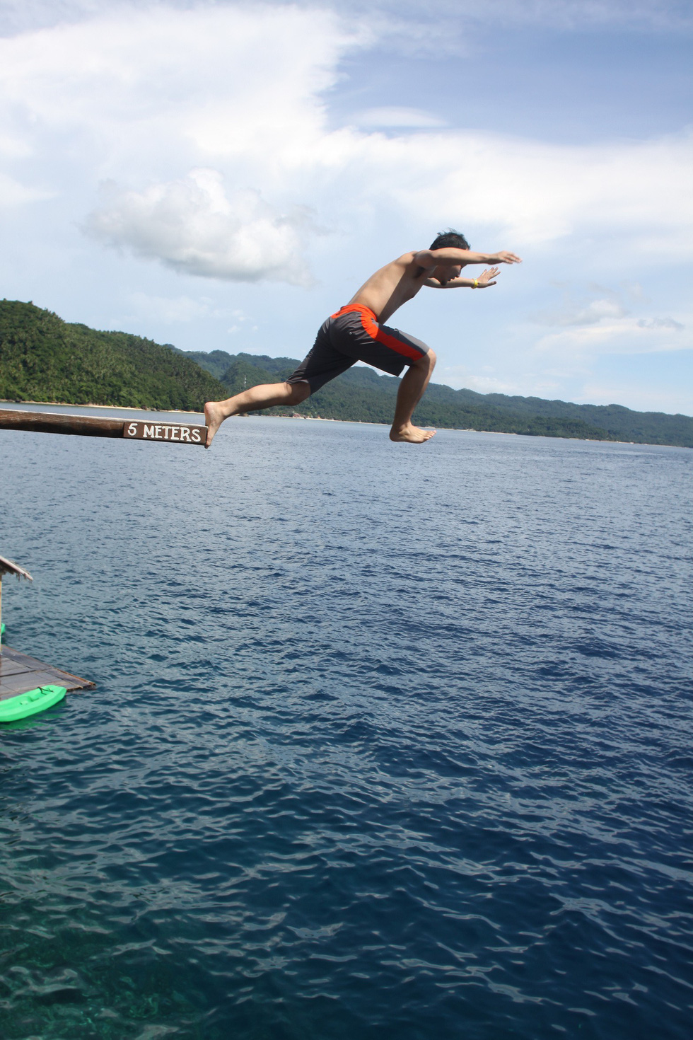 Nhảy xuống biển từ vách đá tại đảo thiên đường Philippines - Ảnh 6.