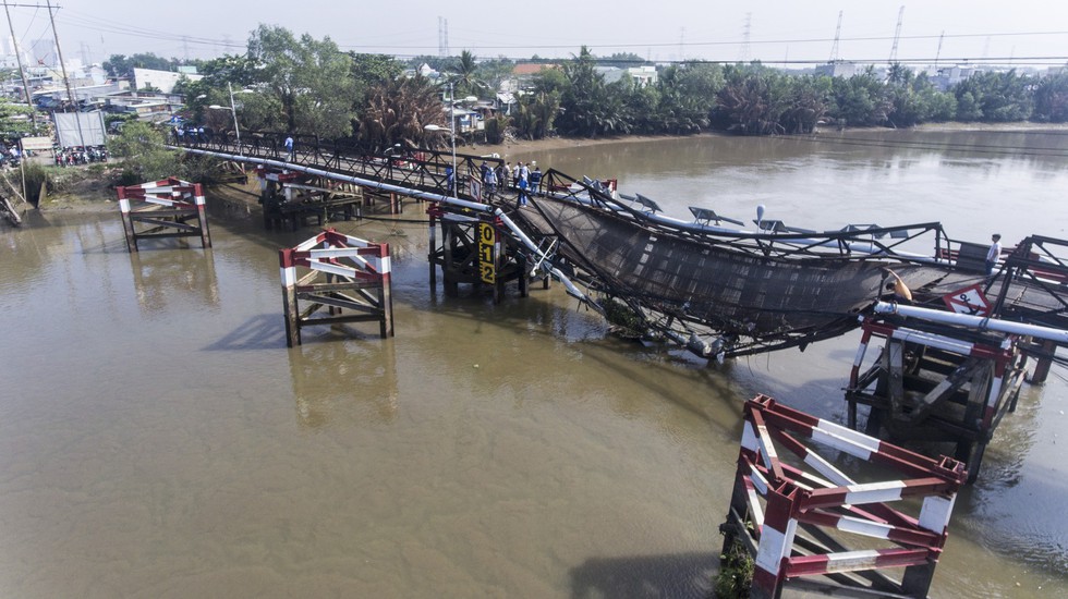 Hiện trường vụ sập cầu Long Kiển nhìn từ trên cao - Ảnh 7. Hiện trường vụ sập cầu Long Kiển nhìn từ trên cao - Ảnh 7.