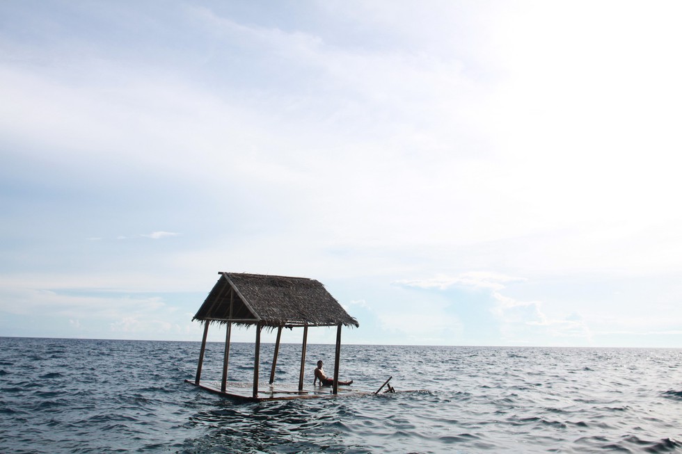 Nhảy xuống biển từ vách đá tại đảo thiên đường Philippines - Ảnh 3. Nhảy xuống biển từ vách đá tại đảo thiên đường Philippines - Ảnh 3.