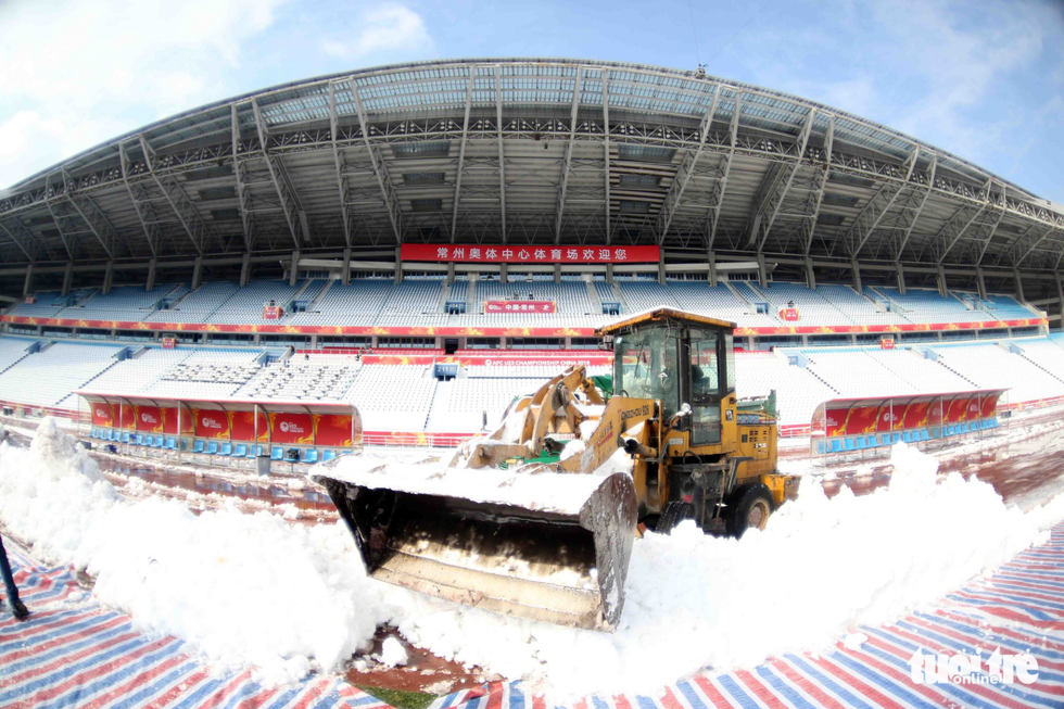 Dọn sạch tuyết trên sân vận động nơi U23 Việt Nam đá chung kết - Ảnh 7.