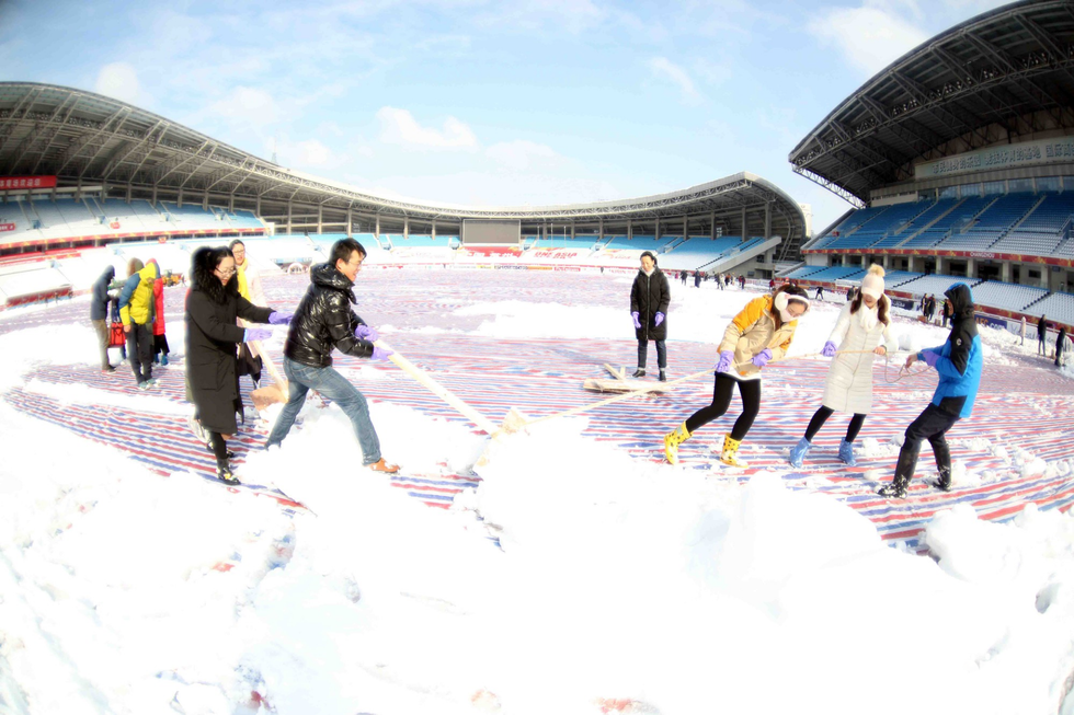 Dọn sạch tuyết trên sân vận động nơi U23 Việt Nam đá chung kết - Ảnh 2.