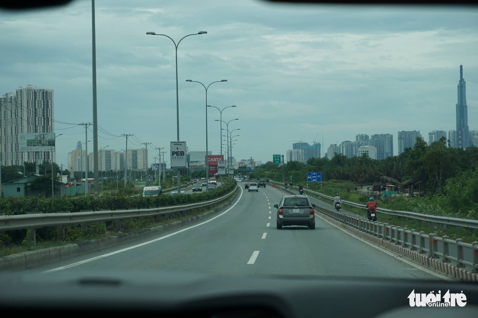 Phố xá Sài Gòn vắng vẻ, se lạnh ngày đầu năm - Ảnh 11. Phố xá Sài Gòn vắng vẻ, se lạnh ngày đầu năm - Ảnh 11.